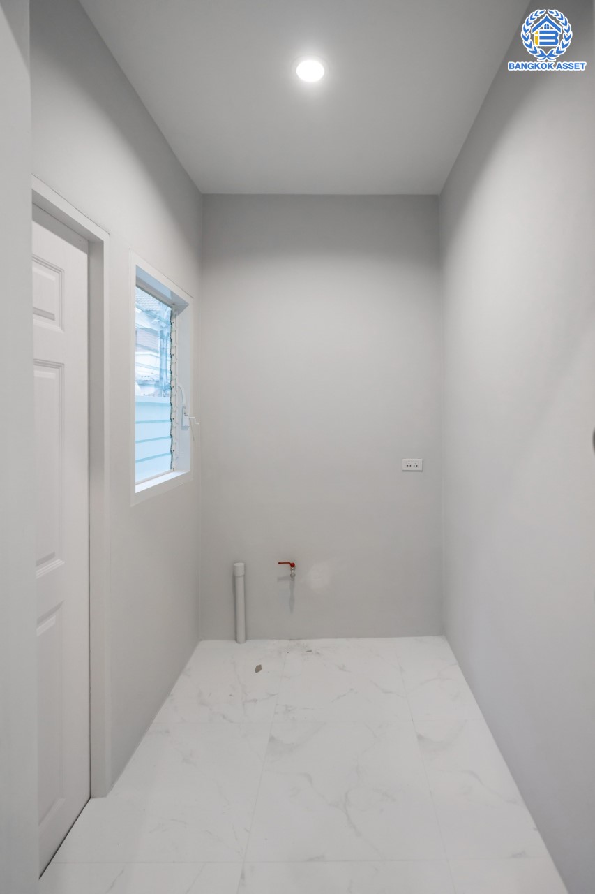 บ้านมือสองตกแต่งใหม่ ม.รัชชา2 บางใหญ่ หลังมุม เนื้อที่ 59 ตร.ว. ฟังก์ชัน 3 ห้องนอน 3 ห้องน้ำ 1 ห้องอเนกประสงค์ จอดรถได้ 2 คัน บนทำเลเชื่อมต่อถ.กาญจนาภิเษก ใกล้เซ็นทรัลเวสต์เกต ทางด่วน "กาญจนาภิเษก" และรถไฟฟ้าสายสีม่วง "สถานีตลาดบางใหญ่"